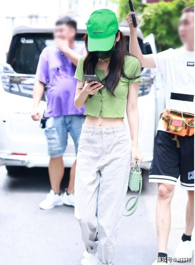网友|baby减肥了？下班穿露腰装腿长两米，网友疑惑：胯宽怎么消失了