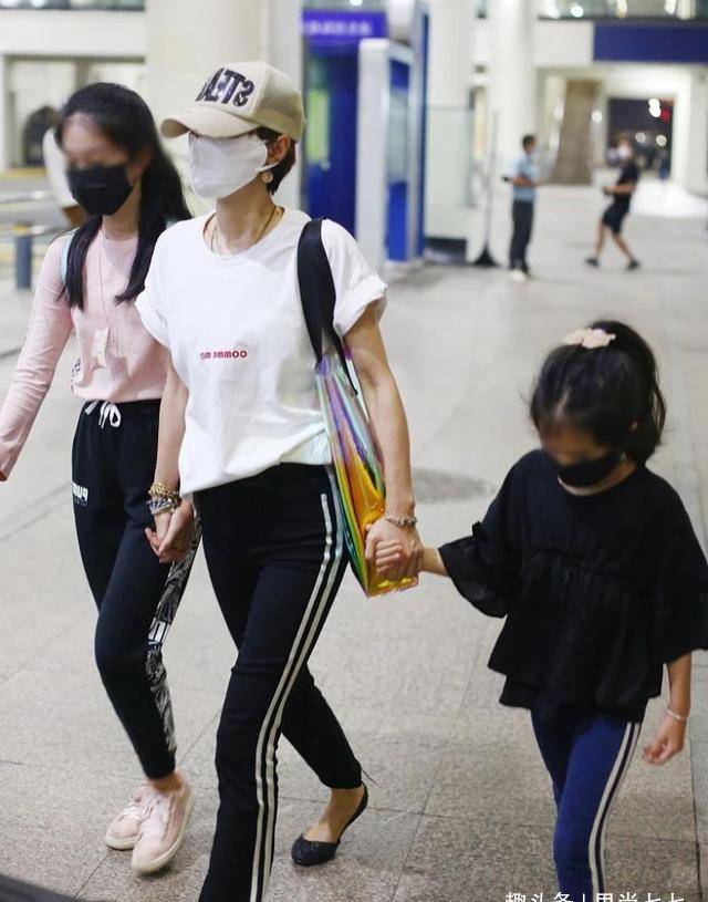 马伊琍|马伊琍牵俩女儿走机场，11岁扎公主头好乖巧，小女儿走路姿势霸气