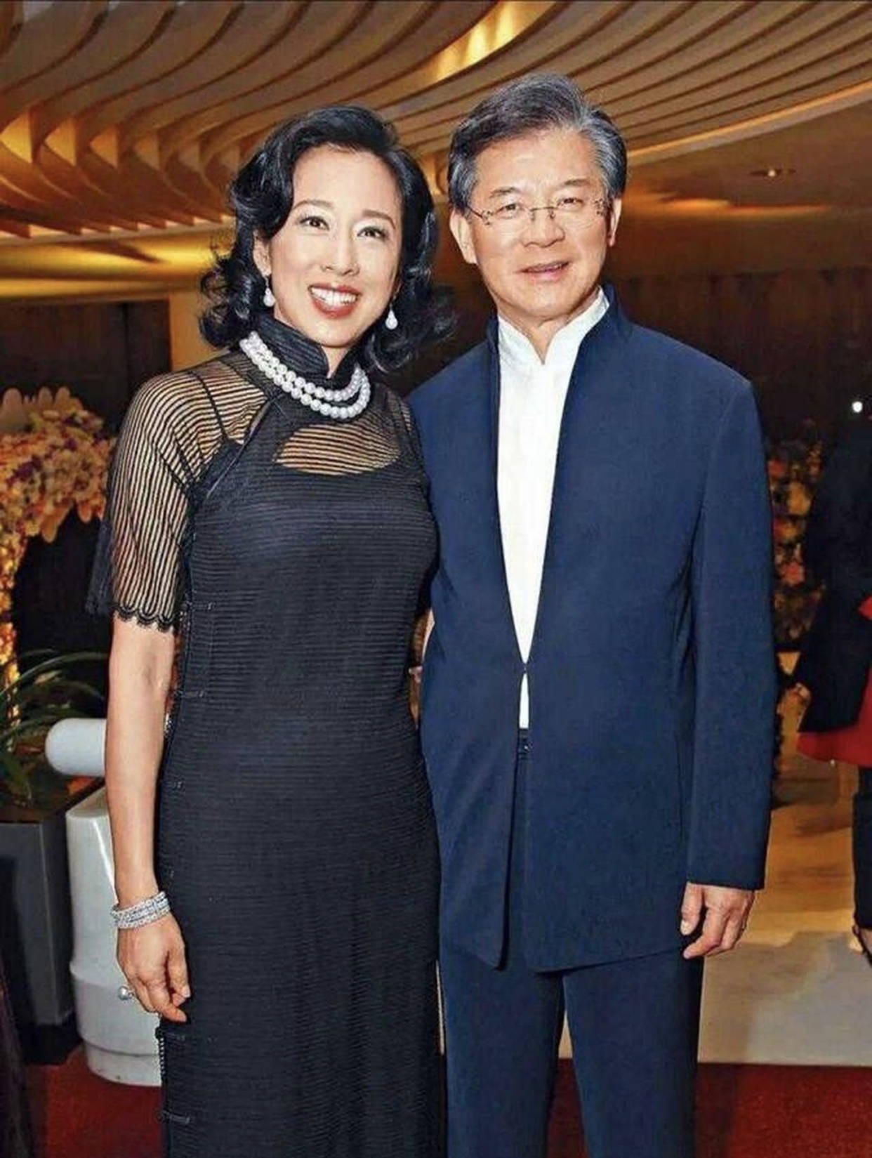 配饰|朱玲玲同框小12岁杨婉仪，穿搭低调不抢镜，手中包包撑起阔太气场