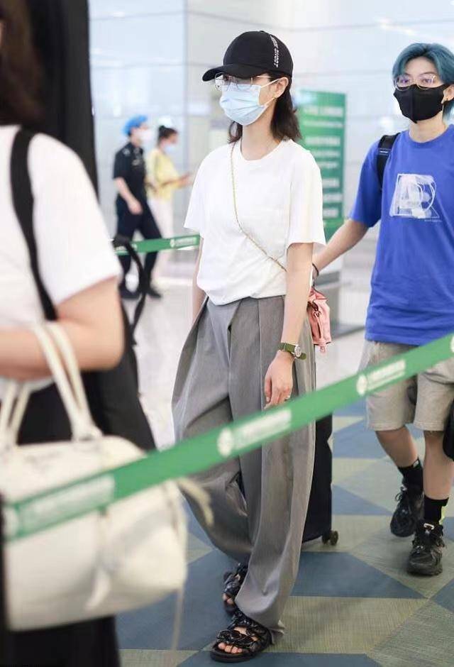 色彩|万茜解锁简约风新时尚，T恤+西服裤利落又大气，凉鞋成最大亮点