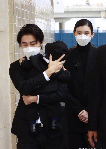 郭晶晶|郭晶晶亲妈随一家五口露面，头发花白很朴素，与婆婆朱玲玲差别大