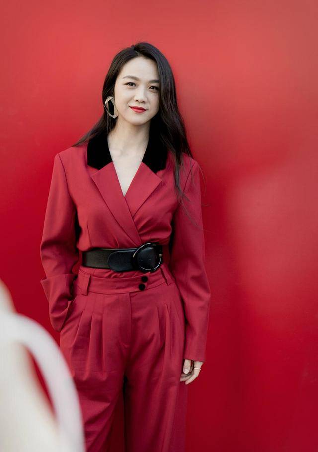 黑色|文艺女神汤唯也发福了，一袭蓝裙惊现水桶腰，巴掌小脸依然精致