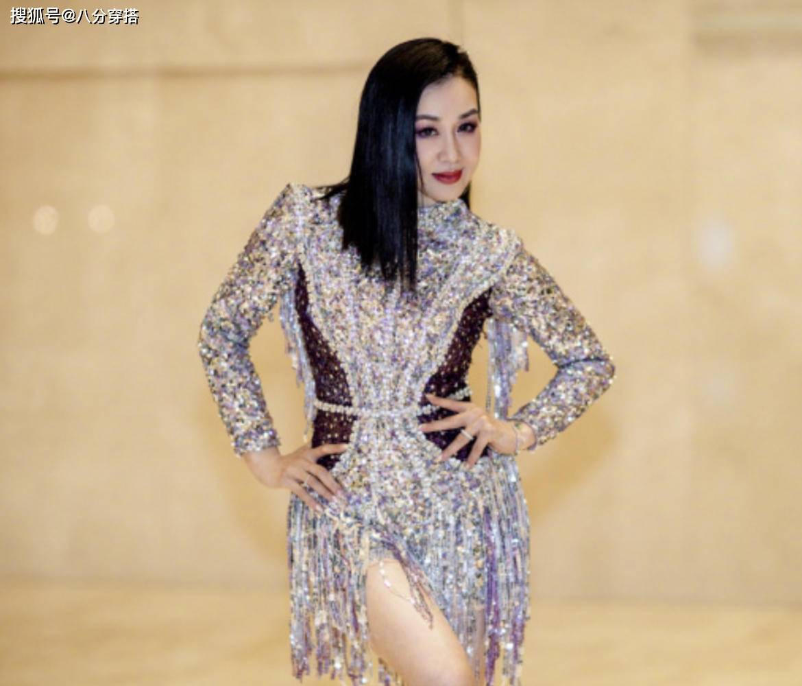 鱼尾|钟丽缇真是微胖界yyds，穿鹅黄色一字肩鱼尾裙华丽时髦，曲线丰盈