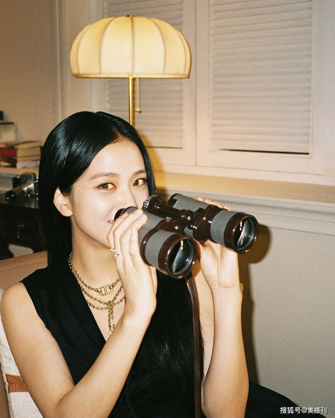 jisoo|jisoo金智秀ins晒照，穿小黑裙有种电影氛围感，网友：挺像张娜拉