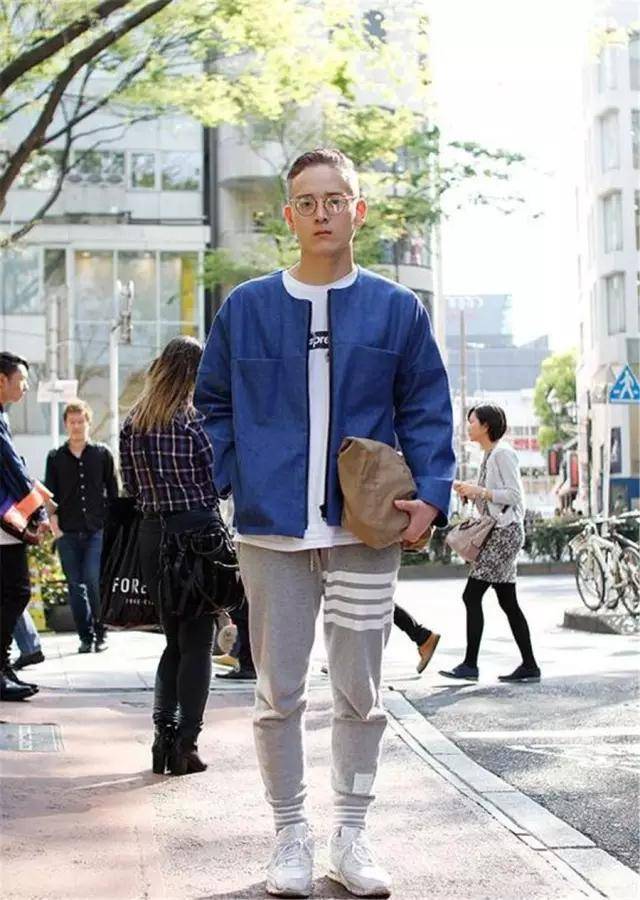 钱枫穿运动外套搭束腿裤,帅气穿搭不像中年人