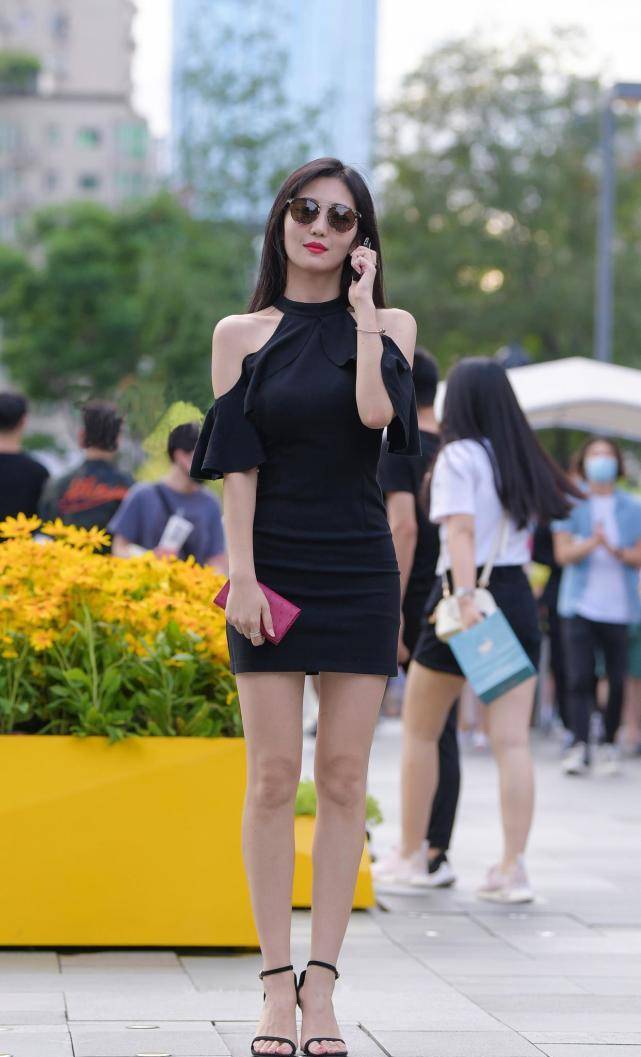 黑色|黑色连衣裙搭配黑色一字带细跟凉鞋,精致又显身材,女人味十足