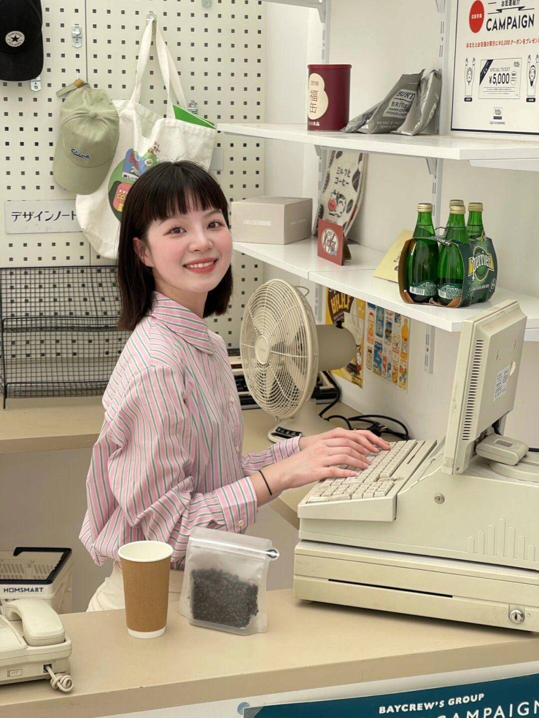 毛衣|早秋的这些搭配太好看了吧!橘红色毛衣马甲配牛仔裙、休闲又保暖