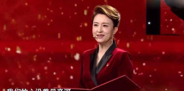 设计|张蕾才是真正不老女神，穿红色丝绒连体裤亮相，时髦洋气，太惊艳