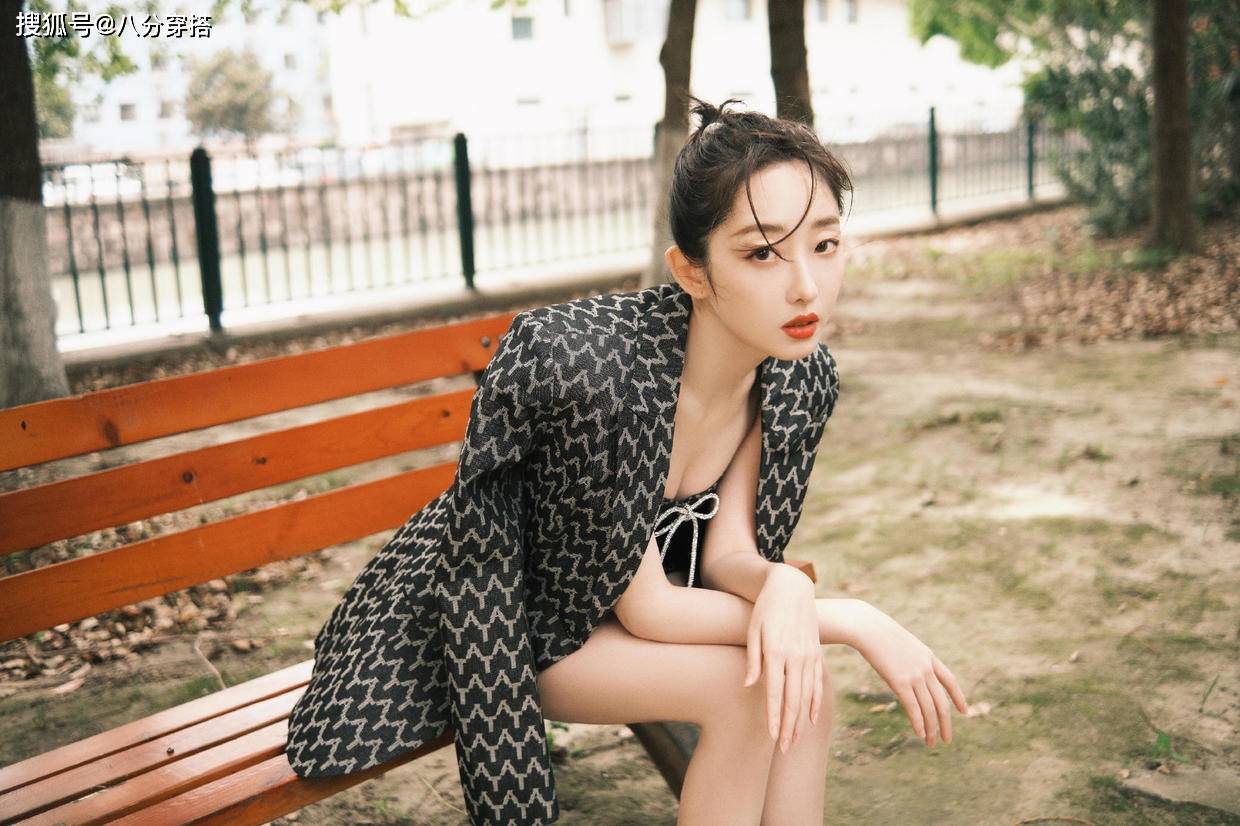 中空|蒋梦婕又秀“牛奶肌”,穿雾霾蓝开叉裙妩媚动人,美得让人心动