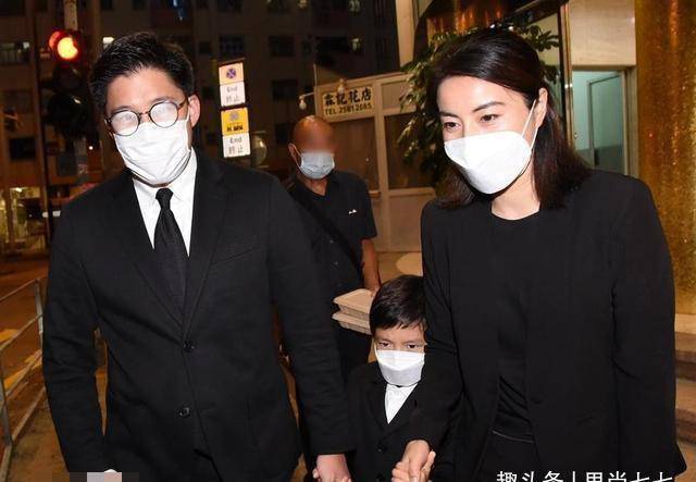 郭晶晶|郭晶晶亲妈随一家五口露面，头发花白很朴素，与婆婆朱玲玲差别大