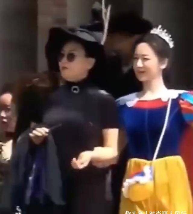 白雪公主|杨紫宋丹丹再度合体杨紫头戴皇冠变绝美白雪公主，涂红唇肤白貌美