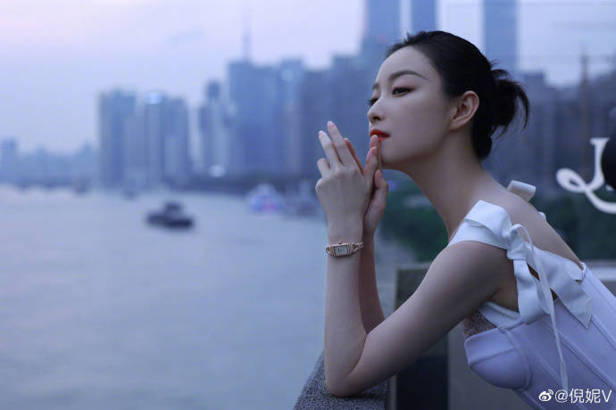 张艺谋|倪妮白色修身礼服,优美曲线展现“完美身材”,不愧是张艺谋看中的演员