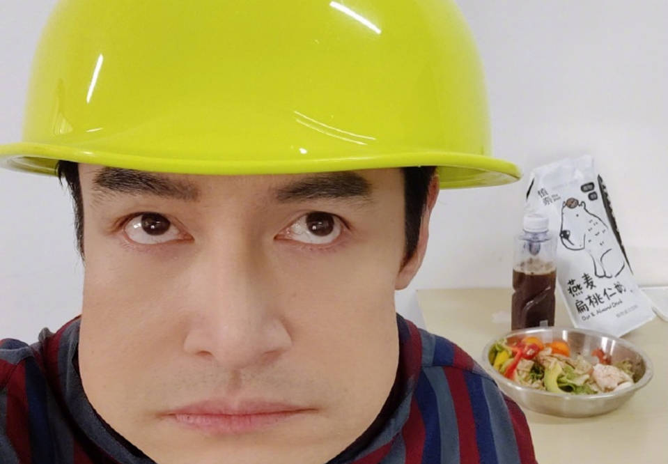 胡歌晒清奇自拍像极200斤大胖子戴安全帽有包工头内味了