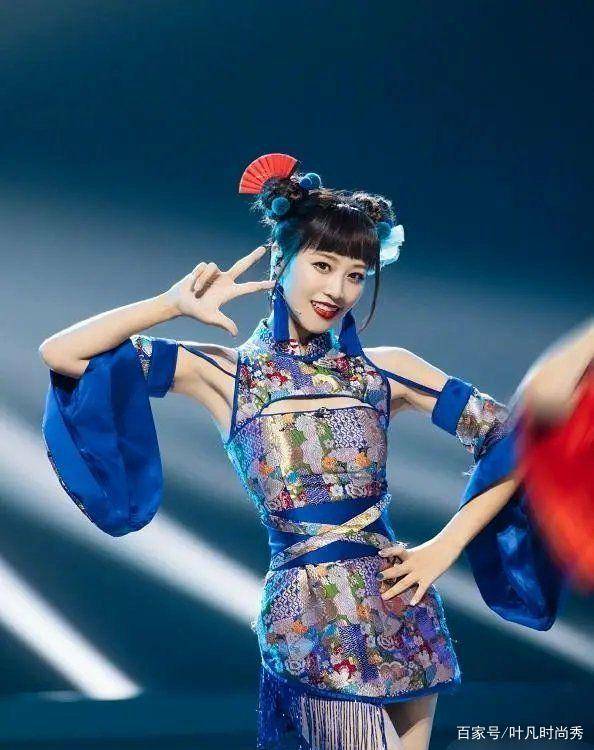 舞台|蓝盈莹果然是腿精，魔鬼身材搭配婀娜身姿，网友：真是爱了爱了