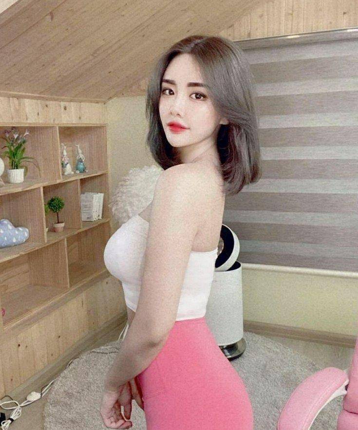 本人|美女一身职业装搭配上一双尖头的高跟鞋，突显出女性的优雅姿态