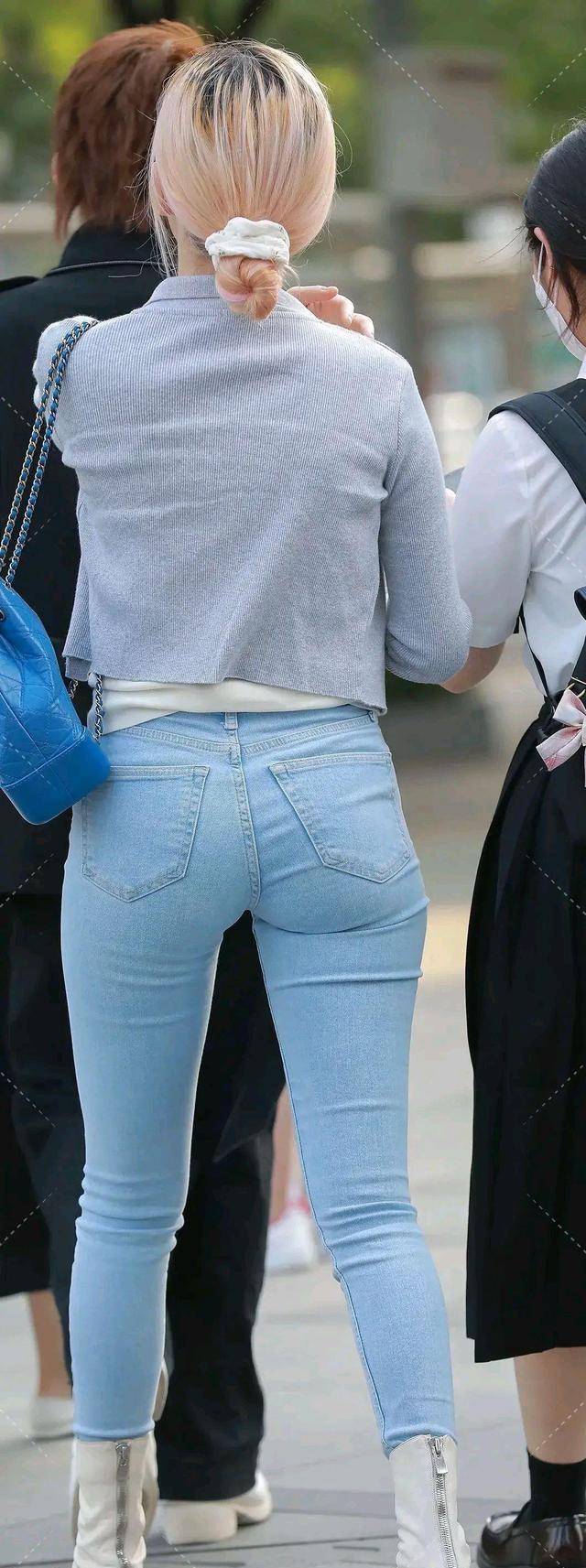 个性|逛街的打底裤美女，日常着装的风格显得个性又有型，走在街头