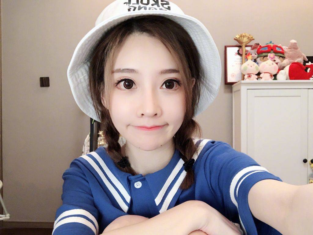 去B站的冯提莫彻底凉凉，曾经有多火，如今就有多落魄_女孩