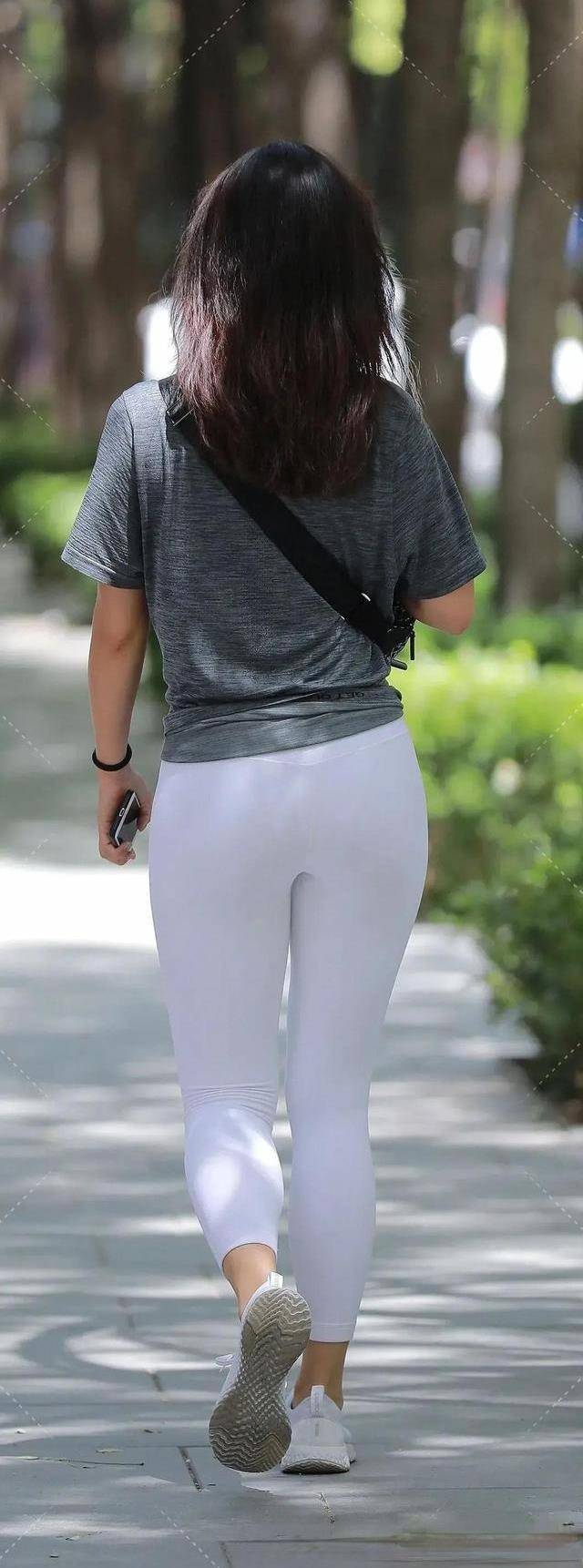 设计|超时尚的打底裤穿搭上有设计感的裙子，也很酷