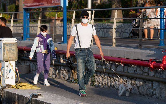 大肚子|米兰达可儿10长子罕穿潮服,大肚子胖成球!精灵王子露红底裤太尬