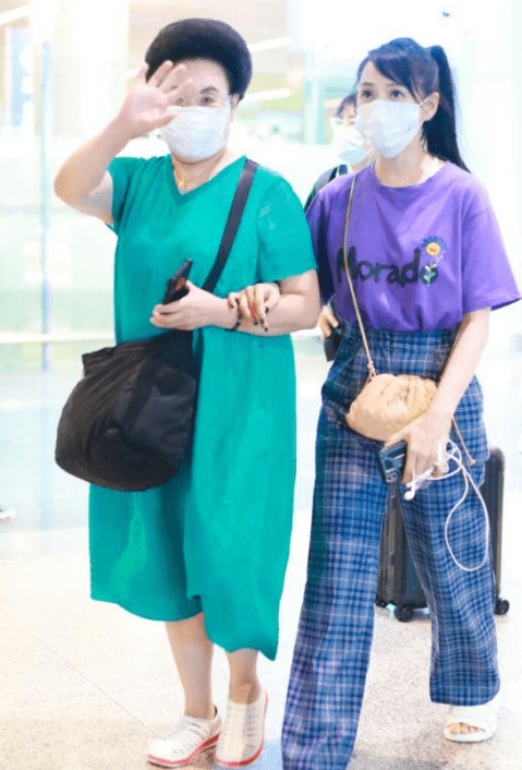 方面|伊能静穿一身紫色服装亮相，牵着婆婆的手出行，感情也太好了