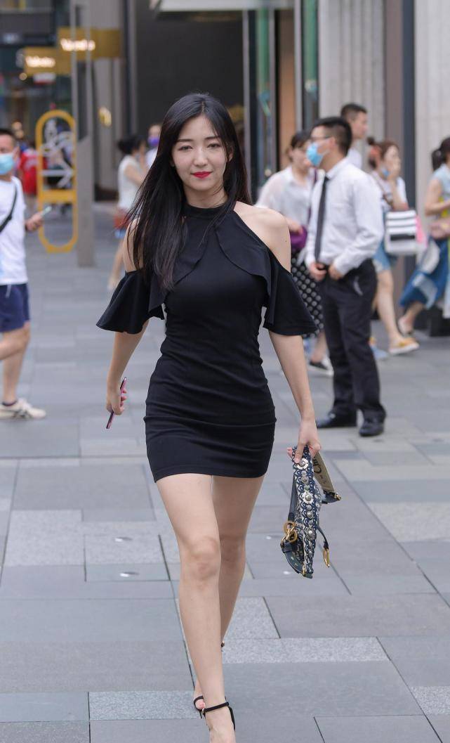 黑色|黑色连衣裙搭配黑色一字带细跟凉鞋,精致又显身材,女人味十足