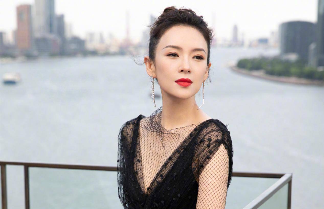 真空|章子怡终于放弃少女装！42岁真空穿西装戴大金链，瘦成V脸大变样