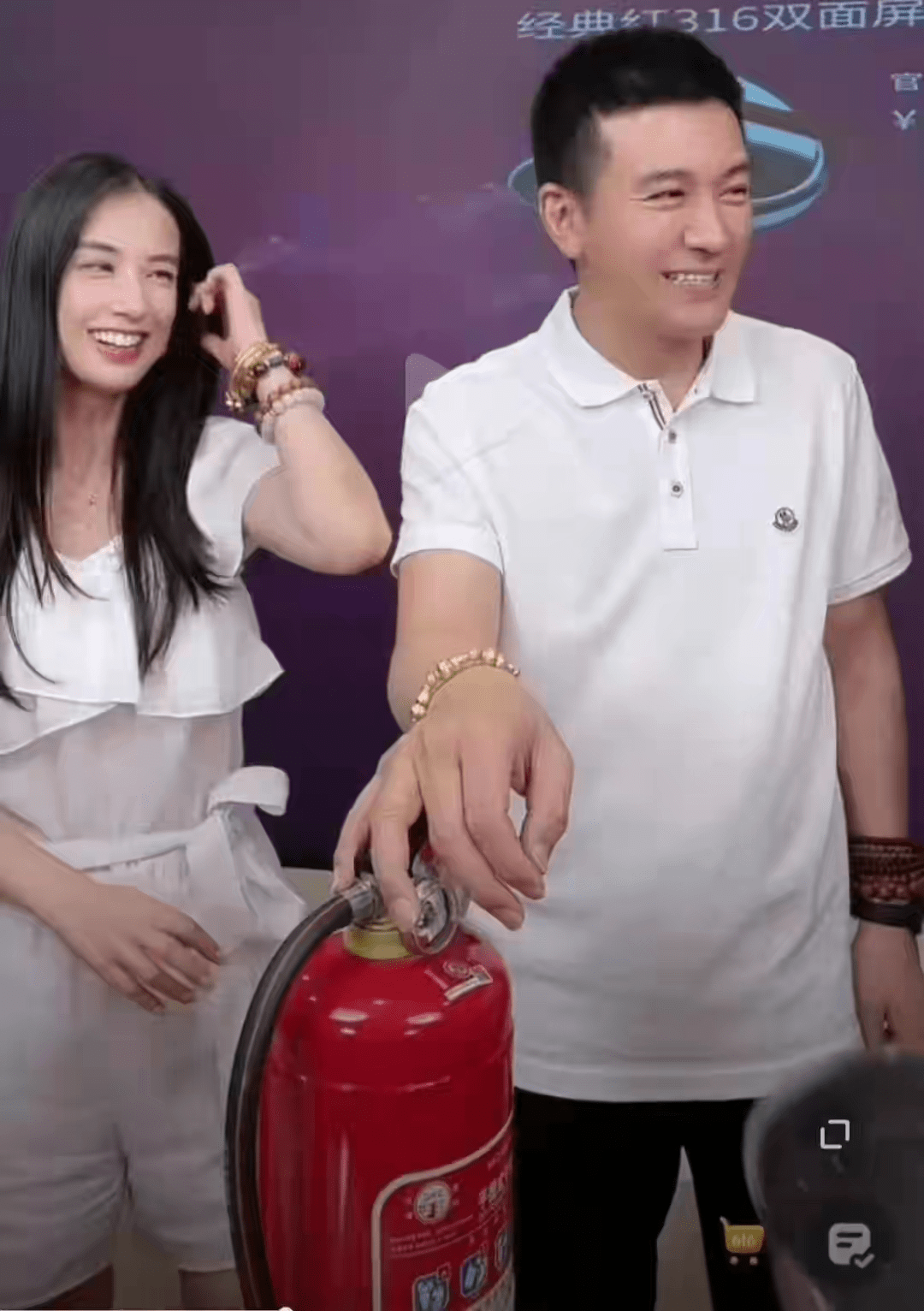 黑色|黄圣依一直营销的贵妇人设，靠美颜堆砌，生图就是地地道道阿姨!