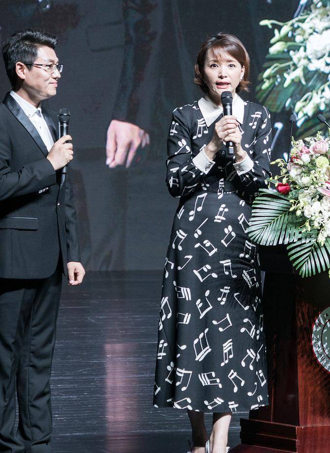 舞台|董卿现身走机场，扎丸子头穿小风衣比例惊人，助理跟随超有明星范