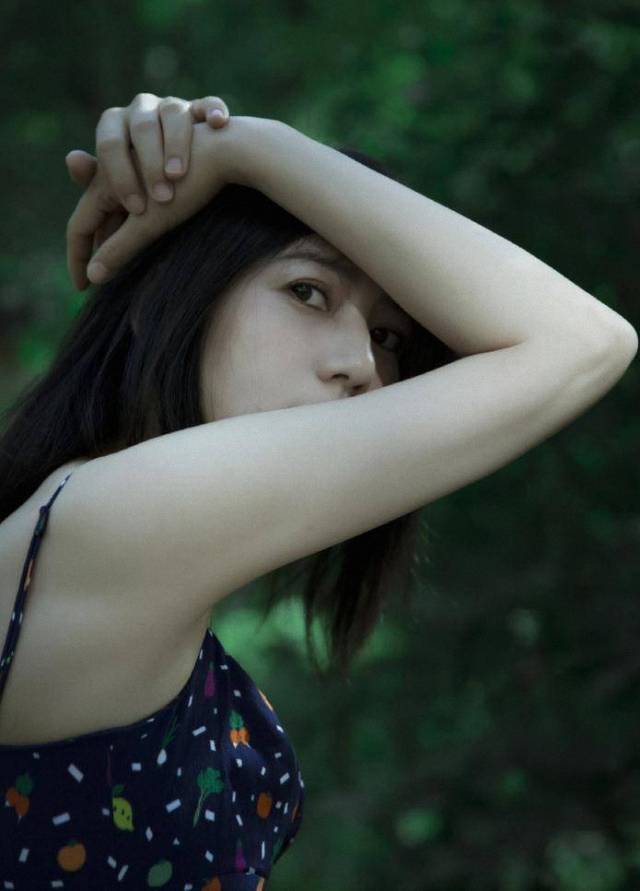 吊带|高圆圆瘦了以后好美，穿吊带连衣裙配披肩发，国民“女神”回归了