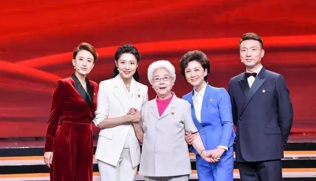 设计|张蕾才是真正不老女神，穿红色丝绒连体裤亮相，时髦洋气，太惊艳