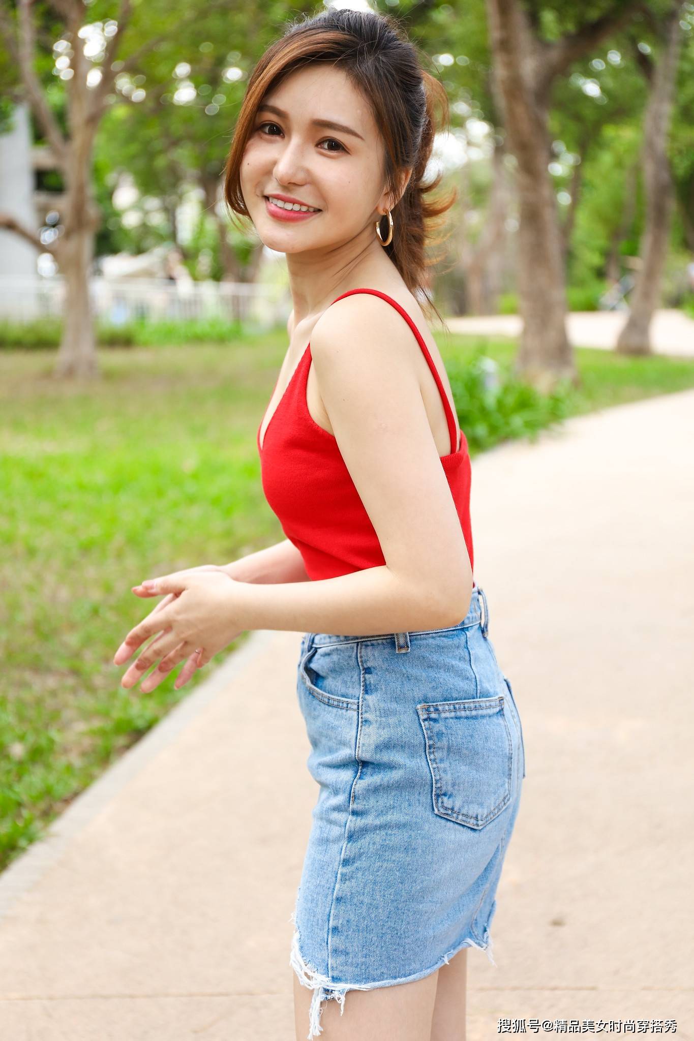 短裙|红色吊带背心搭配牛仔短裙，休闲又帅气十足