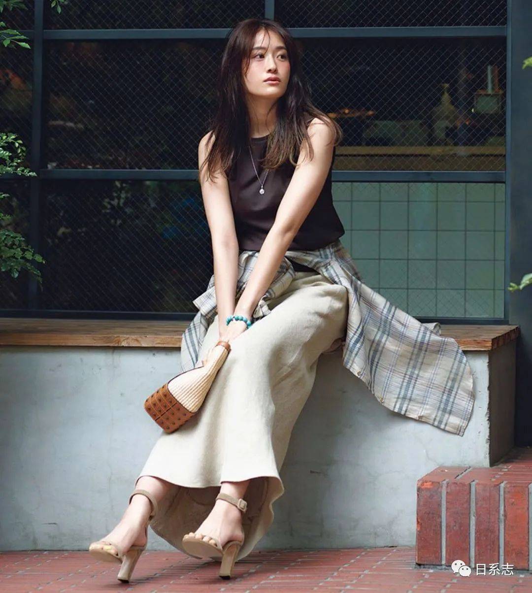 下装|无袖上衣穿出正式感,这里有几个成熟的小建议