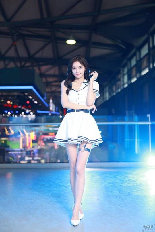 都齐聚|2021ChinaJoy现场Showgirl：快来，大量的深V白衣女神，不解释！