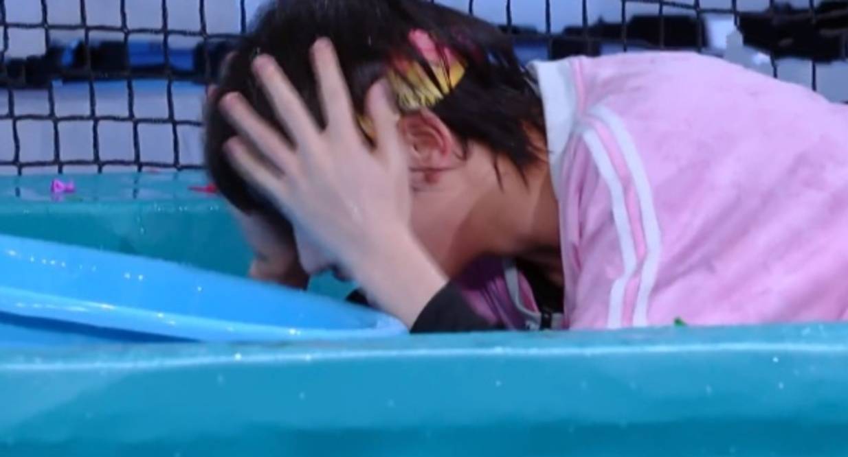 招过|丁程鑫被张雨绮用水球砸到，遇水脱妆被抓拍，男爱豆真颜值藏不住