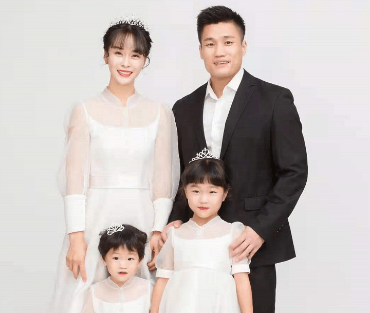 原创举重选手吕小军夺得金牌妻子节目中直接落泪网友颜值也太高