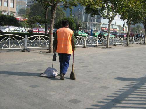 女明星|因欠八百多亿逃往国外，带走一女明星和61个亿，父亲下葬都不回来