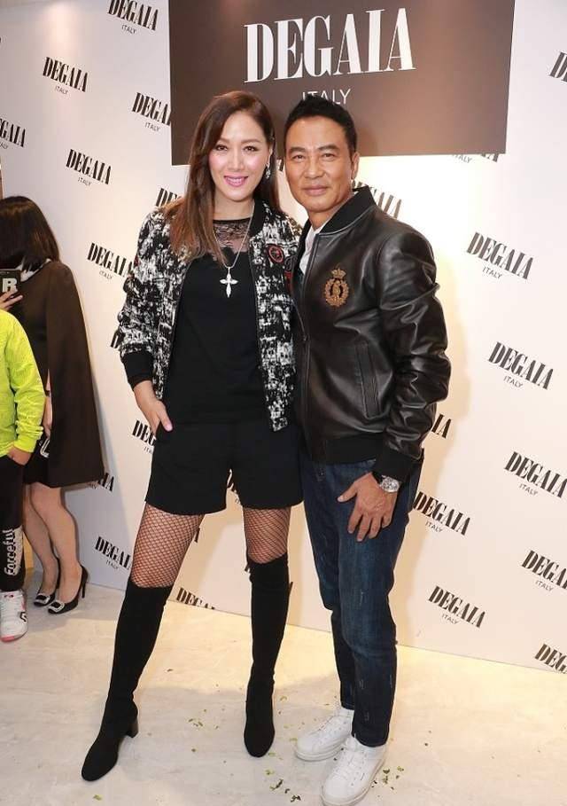 带着|任达华的妻子不愧是模特,不仅身高有优势,衣品也带着奢侈感