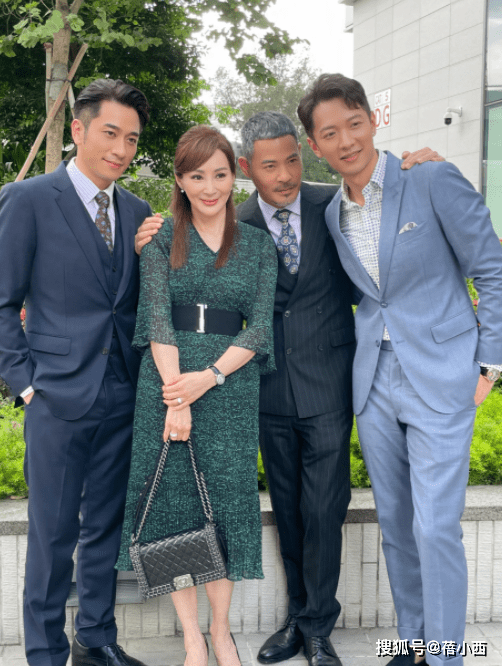 富二代|难怪罗霖二婚能嫁给小20岁富二代,穿吊带裙身材饱满,气质太惊艳