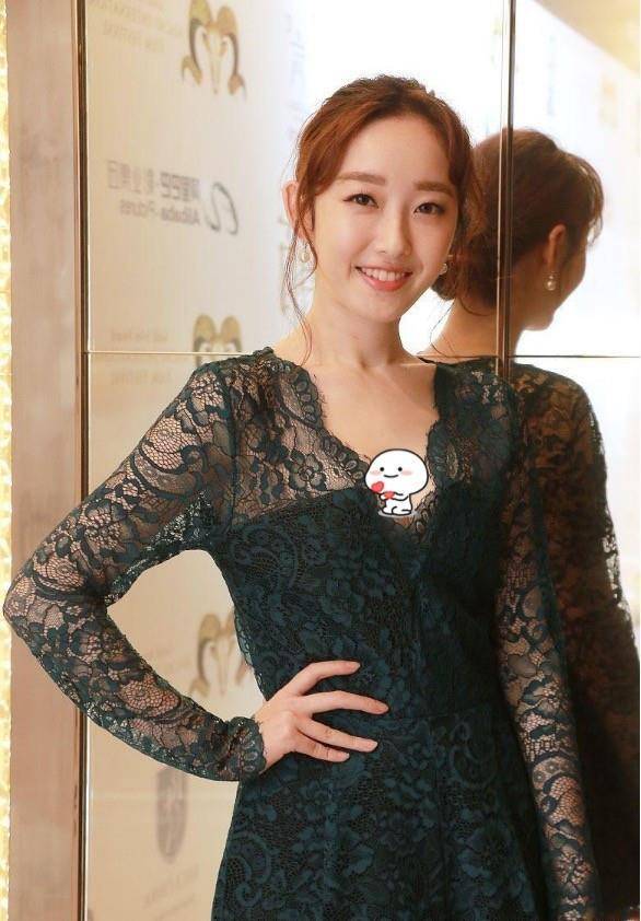 饱和度|蒋梦婕穿蕾丝睡裙还挺媚，深V大露背真敢穿，气质真的好迷人