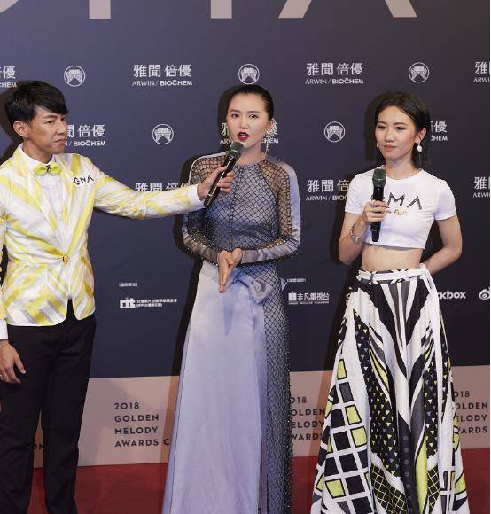 谭维维|谭维维从哪淘来的衣服，“液体裙”上加“渔网”，意外的还挺潮