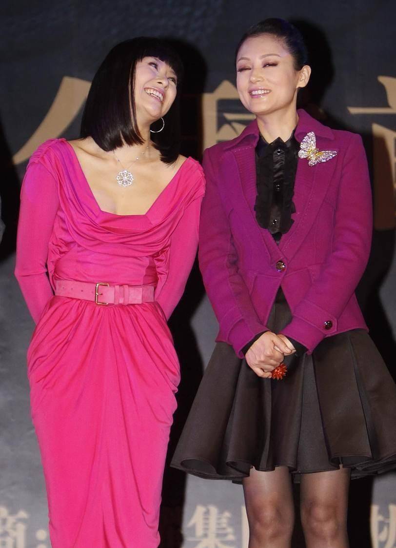 颜色|陈红一点也不服老,和小十岁的“国际章”同台,穿艳色装嫩太减龄