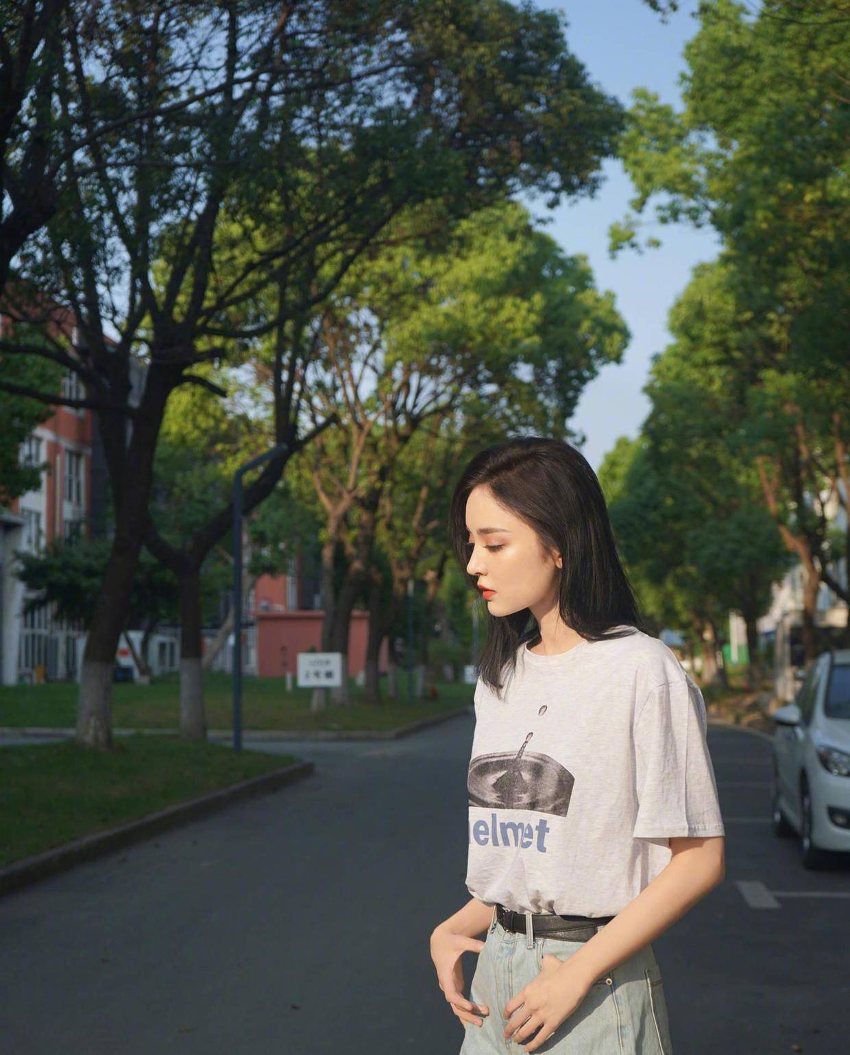 人间|古力娜扎真是“人间绝色”，蜜糖棕上衣配短裤时髦洋气，蛮腰抢镜