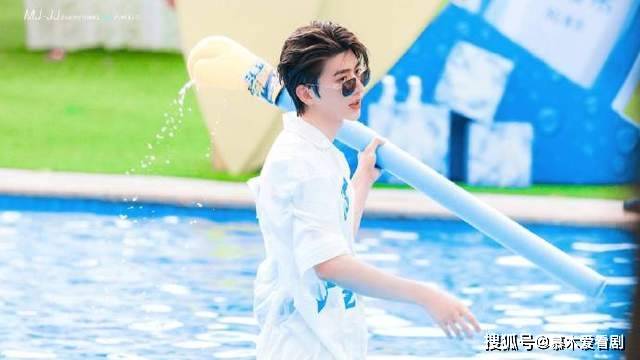 角色|蔡徐坤竟与杨超越同岁，出道9年的他，如今扛起《跑男》收视率？