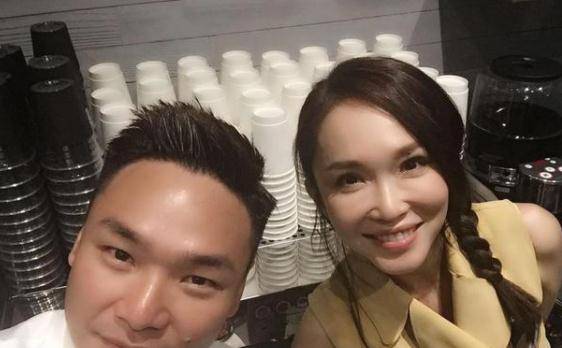 小白|范文芳真的已经五十岁了吗？扎小辫子搭配小白裙，依旧少女感满满
