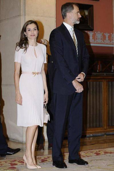 设计|西班牙王后穿挂脖波点连衣裙，微露香肩真惊艳好似梦露，迷倒国王