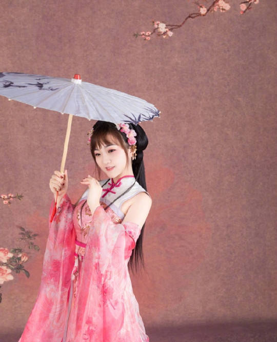 身材|22岁林妙可晒古风写真，撑伞吹笛婉约清丽，无修图旗袍装暴露真实身材