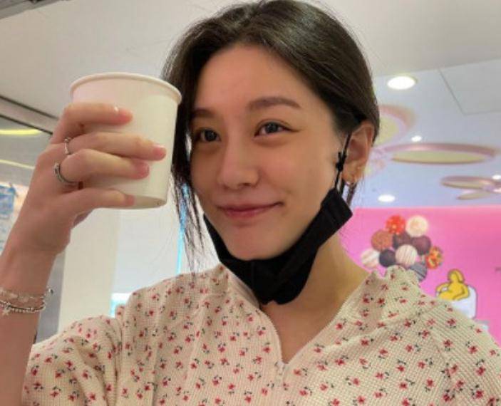 原创黑涩会美眉小蛮宣布产子!苦熬38小时成功分娩,曾孕吐严重致吐血