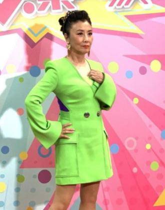 颜色|汪明荃穿荧光绿西装亮相，奶奶辈年纪仍状态满分，不愧是TVB一姐