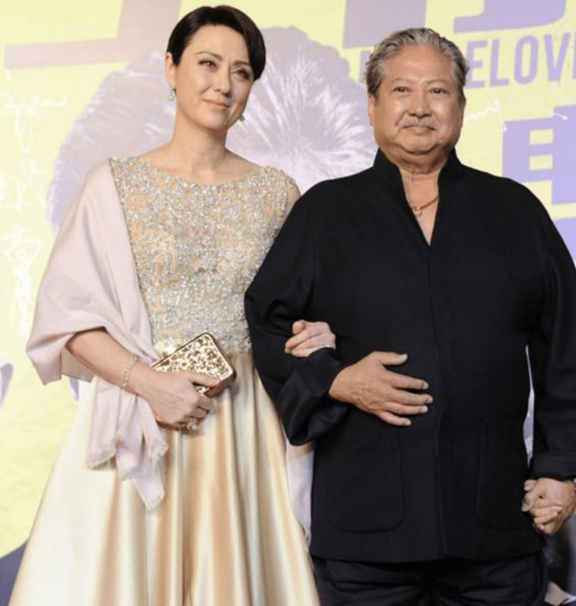 体态|洪金宝眼光真毒，56岁老婆穿黄金裙好贵气，1米7站他身边还高一截