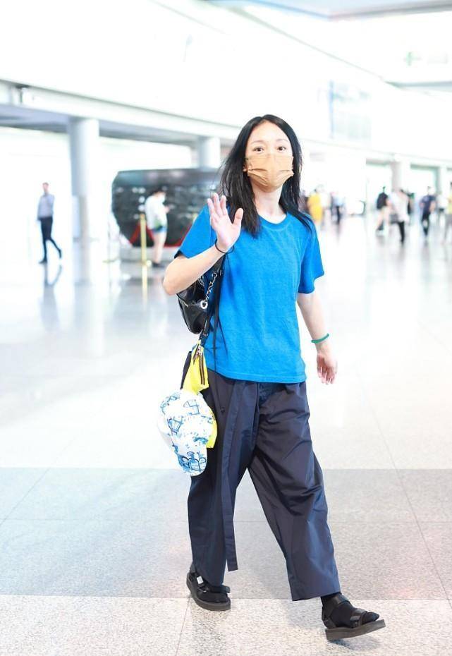 颜色|演技派底气就是足，周迅不仅穿的衣服很简单，头发都是乱糟糟的